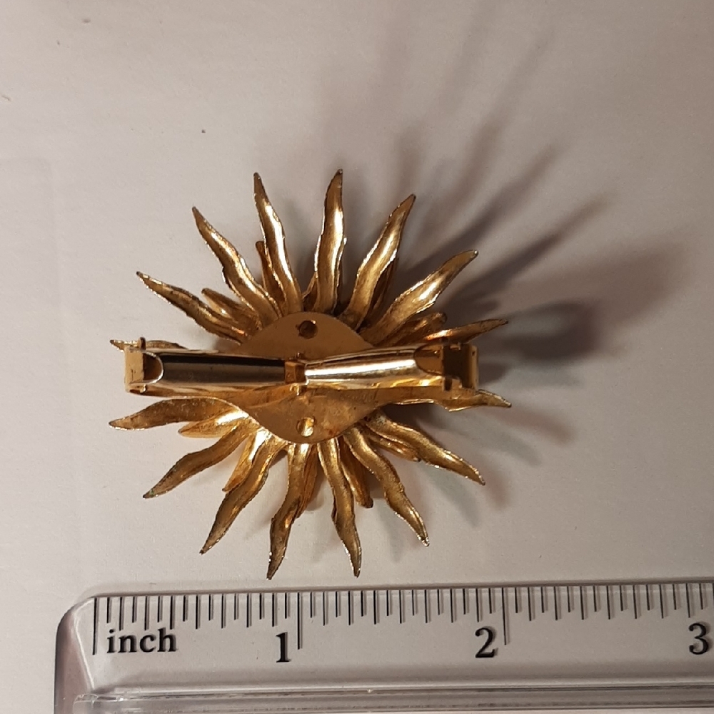 1950's Vintage Goldtone Sunburst Brooch with Pearl Accent & a Hinged Clip - Picture 5 of 14